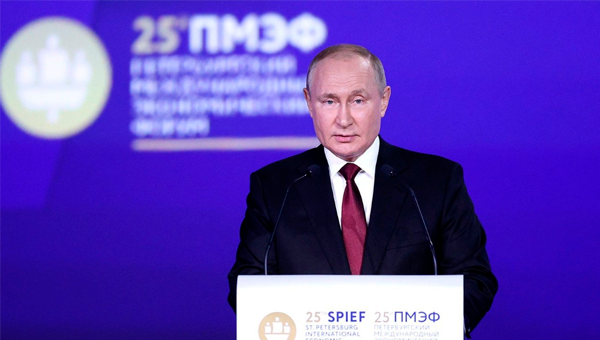 Президент РФ на ПМЭФ озвучил меры по облегчению работы бизнеса