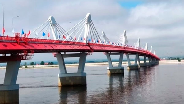 Растут грузоперевозки через автомобильный мост между РФ и КНР